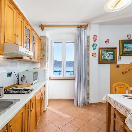 Lungomare Apartman *